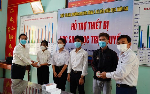 Đại học Đông Á trao hỗ trợ thiết bị học trực tuyến cho học sinh đặc biệt khó khăn 