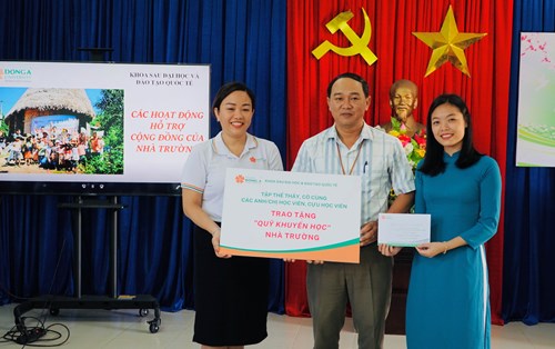 "TRAO QUÀ KHUYẾN HỌC" CHO HỌC SINH KHÓ KHĂN, KHUYẾT TẬT NHÂN KỈ NIỆM 40 NĂM NGÀY NHÀ GIÁO VIỆT NAM (20/11/1982 - 20/11/2022)