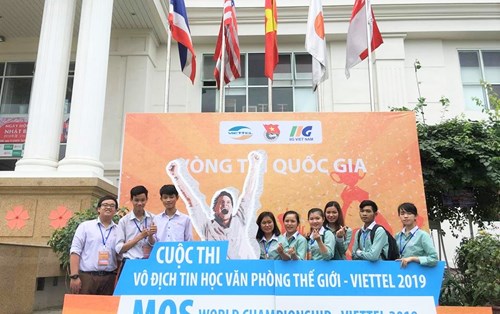7 sinh viên ĐH Đông Á nhận chứng chỉ MOS quốc tế 2019